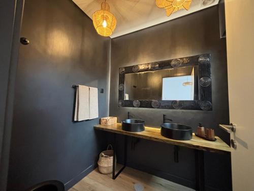 a bathroom with two sinks and a mirror at Vila apartment, free parking in Cascais