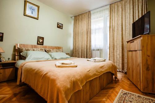 a bedroom with a bed with two towels on it at Casa de oaspeți in Brad