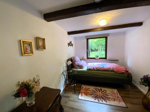 a bedroom with a bed in a room with a window at Charmante Ferienwohnung unter Reet in Windbergen
