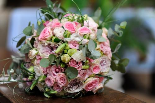 a bouquet of pink roses with green leaves at Agriturismo La Terrazza su Farfa in Castelnuovo di Farfa