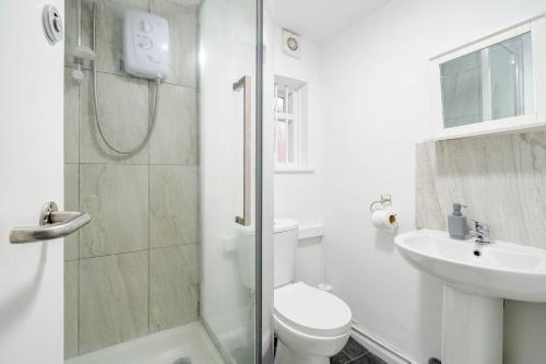 a bathroom with a shower and a toilet and a sink at Studio Apartment Fully Equipeed with WiFi and Netflix in Ilkeston