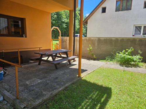 a picnic table in the backyard of a house at Casa Kavran in ŽeljezničkaStanica )) (( Skrad