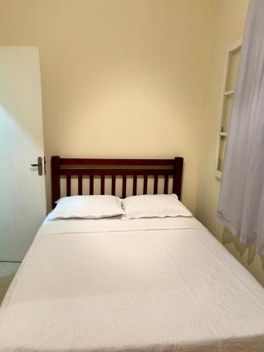 a bed with two white pillows in a bedroom at Apartamento 2 quartos em Conservatória - até 9 pessoas! in Conservatória