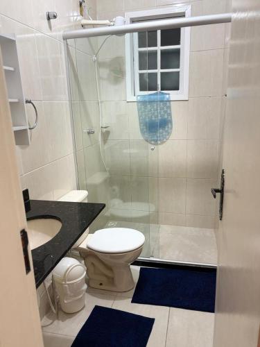 a bathroom with a shower and a toilet and a sink at Apartamento 2 quartos em Conservatória - até 9 pessoas! in Conservatória