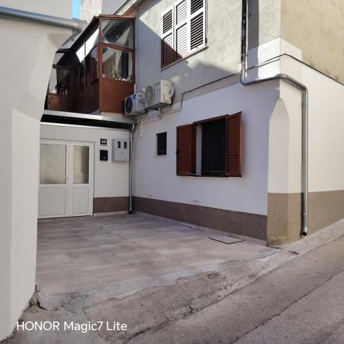New studio in Šibenik Centre with private parking