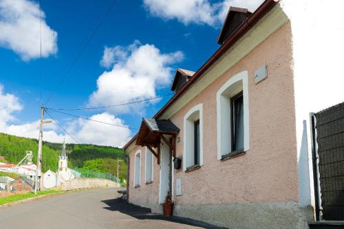 a building on the side of a street at Apartmán Mafin in Jáchymov