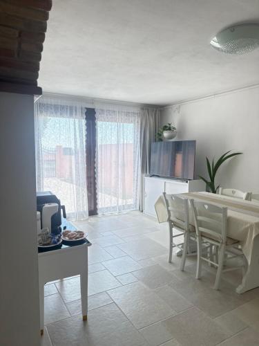 a kitchen and dining room with a table and chairs at Relax House Sardara in Sardara