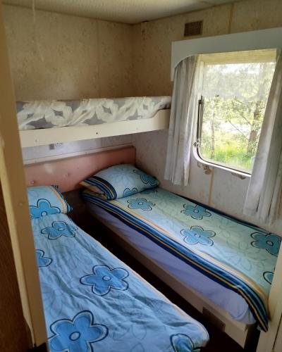 two bunk beds in a small room with a window at Domek Samanta in Grzybina