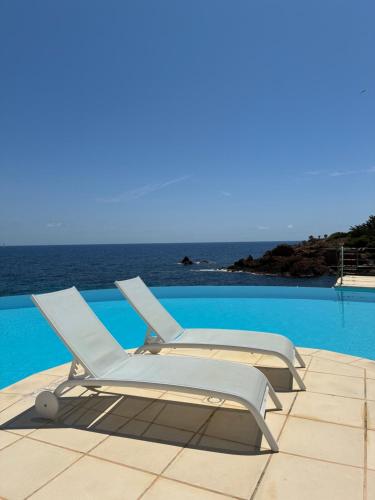 Studio calme vue mer pieds dans l'eau