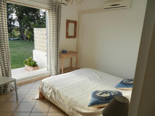 a bedroom with a bed and a window at Monica di Sorbo in Sorbo-Ocagnano