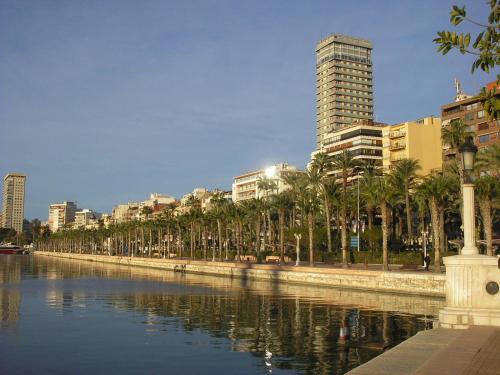 Moderno resort cerca de la playa y Centro ciudad Piscina Jaccuzzy parking