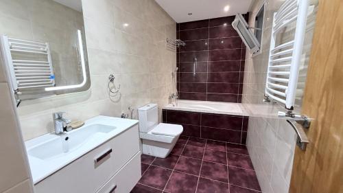 a bathroom with a sink and a toilet and a tub at Le paradis 210 in Kelibia