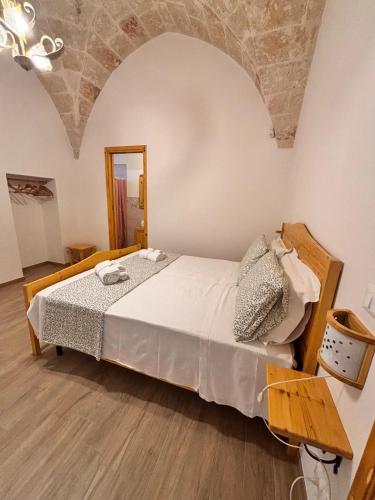 a bedroom with a bed in a room at I Tre Pozzi in Faccia di Trippa
