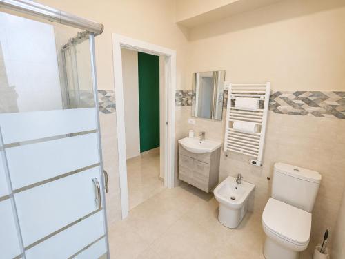 ein Badezimmer mit Toilette und Waschbecken in der Unterkunft Etnera in Trecastagni