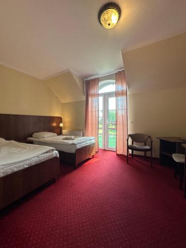 a hotel room with two beds and a window at Viktorjan in Raszowa