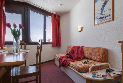 un salon avec un canapé et une table dans l'établissement Residence Les Portes du Soleil - maeva Home, à Avoriaz