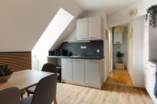 Quiet Courtyard Altstadt Suite - 3BR & Free Parking by HERO HOMES Graz