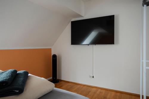 Quiet Courtyard Altstadt Suite - 3BR & Free Parking by HERO HOMES Graz