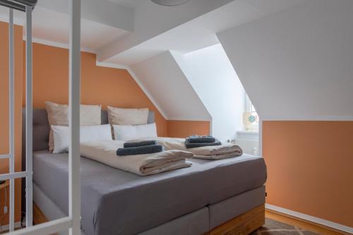 Quiet Courtyard Altstadt Suite - 3BR & Free Parking by HERO HOMES Graz
