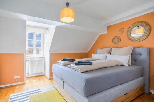 Quiet Courtyard Altstadt Suite - 3BR & Free Parking by HERO HOMES Graz
