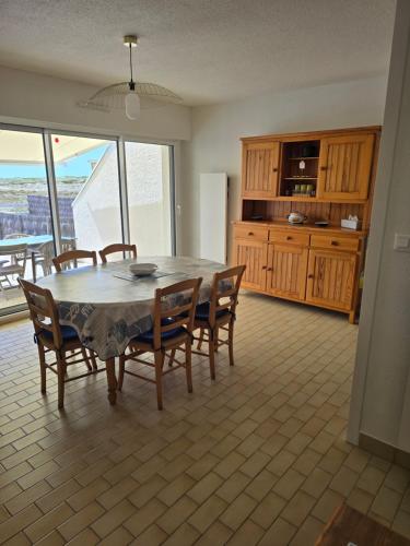 a kitchen and dining room with a table and chairs at directe plage à moins de 100m in La Turballe