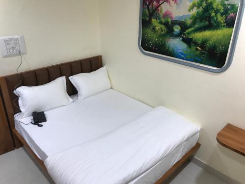 a room with a bed with a picture on the wall at Hotel keshri Nandan in Nāgaur