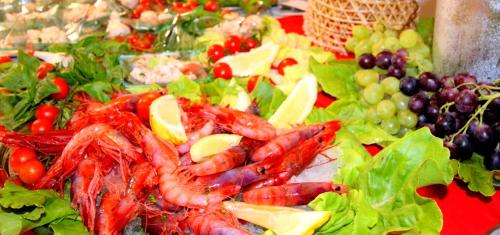 a plate of food with shrimp and fruits and vegetables at Gambero Nero in Tellaro