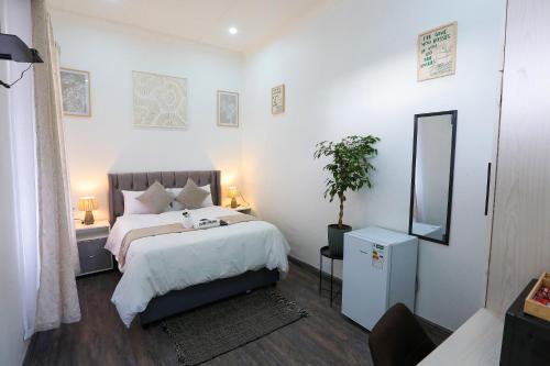 a bedroom with a large bed and a mirror at Ferry Palms Guest Lodge in Arcadia