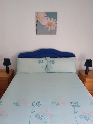 En eller flere senge i et værelse på Sandy Toes Cottage