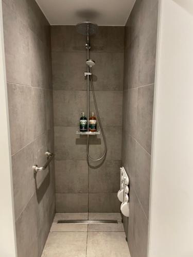 ein Badezimmer mit Dusche mit Glastür in der Unterkunft Hoeilaart in Hoeilaart