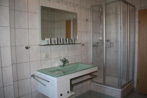 ein Badezimmer mit einem grünen Waschbecken und einer Dusche in der Unterkunft City-Hotel in Plauen