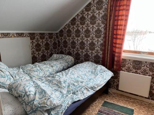 ein Schlafzimmer mit einem Bett und einem Fenster in der Unterkunft Bogstrand, Dverbergveien 11, 8485 Dverberg in Dverberg