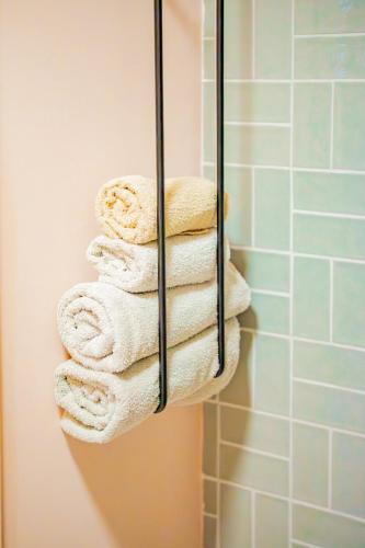 a pile of towels on a towel rack in a bathroom at Koufeto in Kondoyenádha