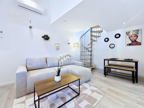 a living room with a couch and a table at L'R du Temps 2 - Clim, Centre-ville, 6 personnes, 4 lits in Istres
