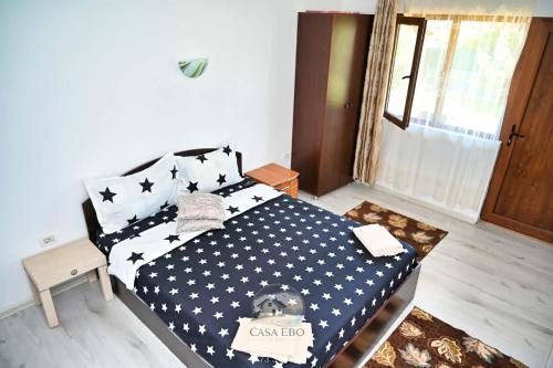 a bedroom with a bed with stars on it at Casa EBO in 2 Mai