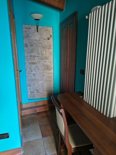 a dining room with a wooden table and blue walls at Avalon in Pietrelcina