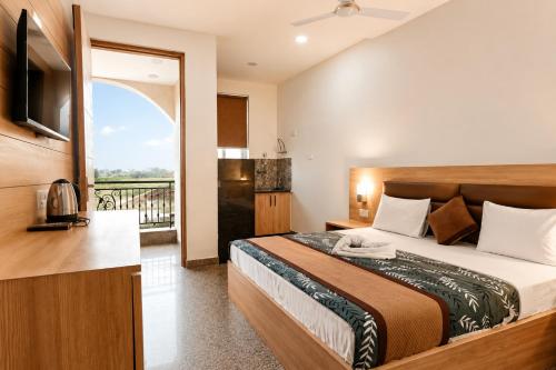 a bedroom with a large bed and a balcony at Hotel Devi Ram Atithi Bhawan Near Banke Bihari Mandir in Vrindāvan