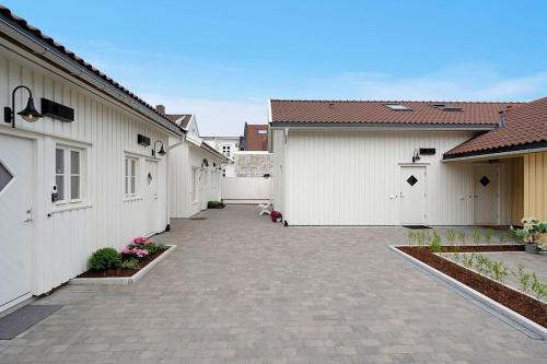 a courtyard of a house with white buildings at Sommerbolig i byen in Kristiansand