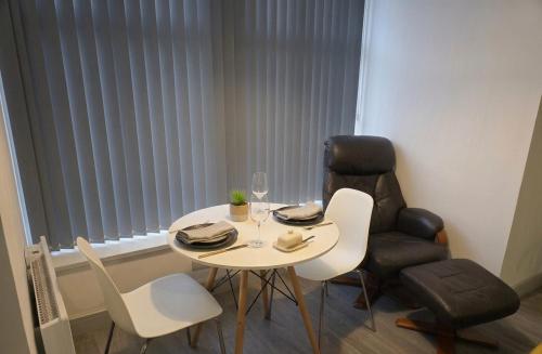 a small table and chairs in a room with a window at Stylish 1 & 2 Bed Apartment - Desborough - Kettering - Sleeps up to 5 - Free Parking, - WIFI - Contractors, Professionals, Families and Relocators - By The Home Makers Hub in Kettering