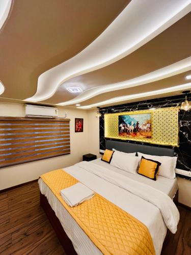 a bedroom with a large bed in a room at Marari houseboat in Mararikulam
