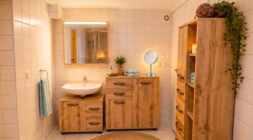 a bathroom with a sink and a mirror at die perfekte Auszeit in Illingen