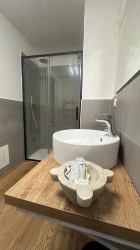 a bathroom with a sink and a bath tub at Centro Storico Caruggi 2min Acquario Pellicceria Superior Loft Palazzo Rolli in Genoa