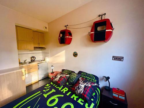 a living room with a couch and a kitchen at Studio lumineux et climatisé avec parking gratuit - Tramway devant la résidence - appartement 114 in Grenoble