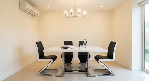 a dining room with a white table and chairs at Villa Italia Boutique in Mamaia Sat/Năvodari