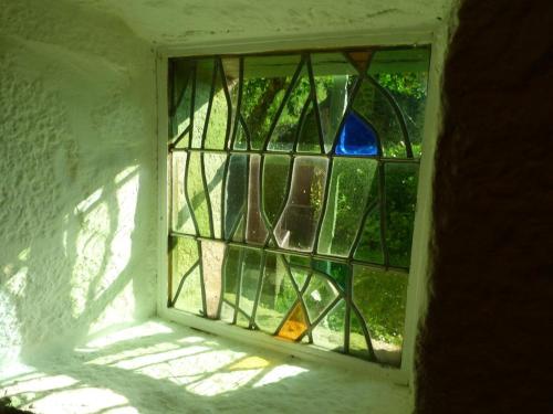a window in a room with stained glass at Chambres d'hôtes Logis Du Jerzual in Dinan