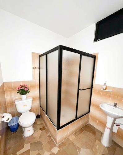 a bathroom with a toilet and a sink at Departamento 2B 3 dormitorios, 2A 2 dormitorios in Manta