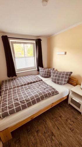 a large bed in a room with a window at Joachims Ruhe in Joachimsthal