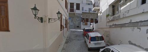 Noa Syros 1 minute away from Square