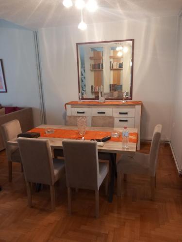 a dining room table with chairs and a mirror at Lamia House in Lamía