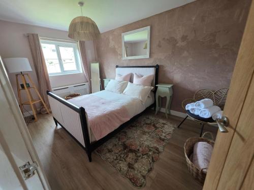 a bedroom with a bed and a window at Olive & Ember - 1 Bed with private garden in Hythe
